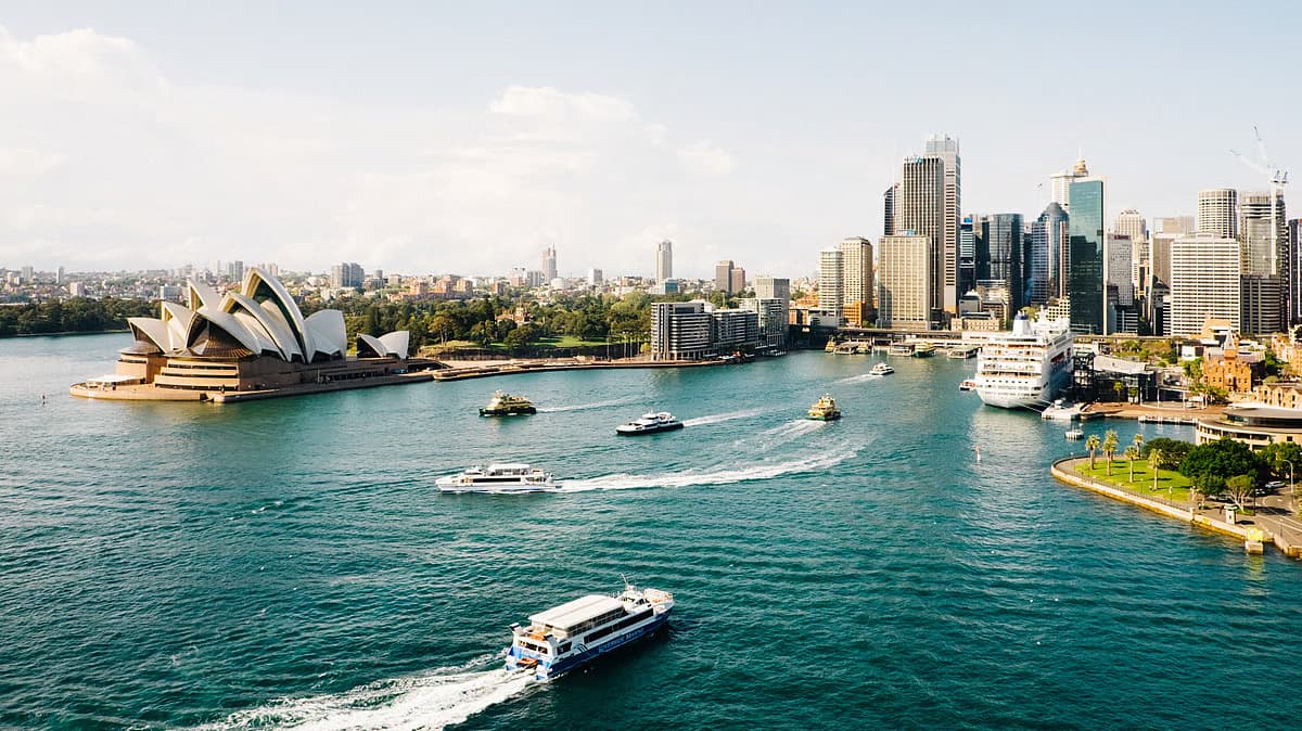 Sydney – The Vibrant Harbour City  ✅ Sydney Showboat Dinner Cruise – A luxurious night with a 3-course meal & live entertainment while cruising Sydney Harbour ✅ Sydney Opera House Tour – Step inside Australia’s most iconic architectural wonder ✅ Bondi Beach & Sydney Tower Eye – Panoramic views and a taste of Sydney’s relaxed beach culture ✅ Blue Mountains Day Trip – Witness the Three Sisters, Scenic Skyway, and Echo Point Lookout