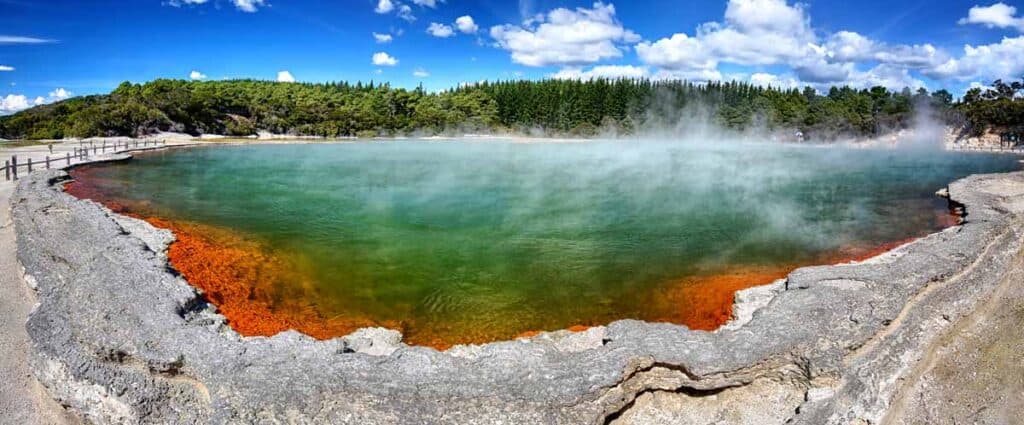 Rotorua’s Geothermal Wonders – Witness bubbling mud pools, geysers, and Maori cultural experiences.