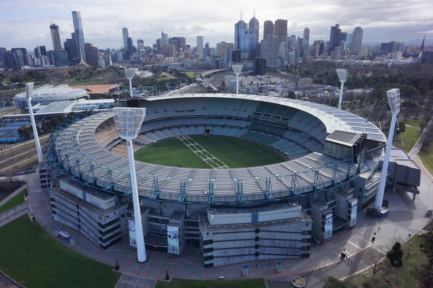 Melbourne – Culture, Cricket & Coastal Drives  ✅ Great Ocean Road Tour – Witness the majestic 12 Apostles & scenic coastal landscapes ✅ Melbourne Cricket Ground (MCG) Tour – A paradise for cricket lovers ✅ Federation Square & Flinders Street Station – Discover Melbourne’s European charm