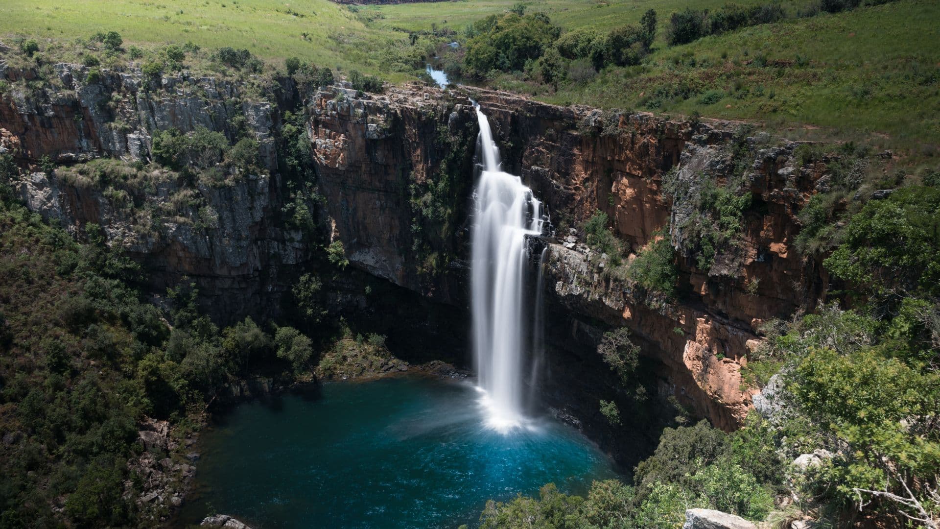 Panorama Route: Marvel at God’s Window, Blyde River Canyon, and the stunning Three Rondavels.