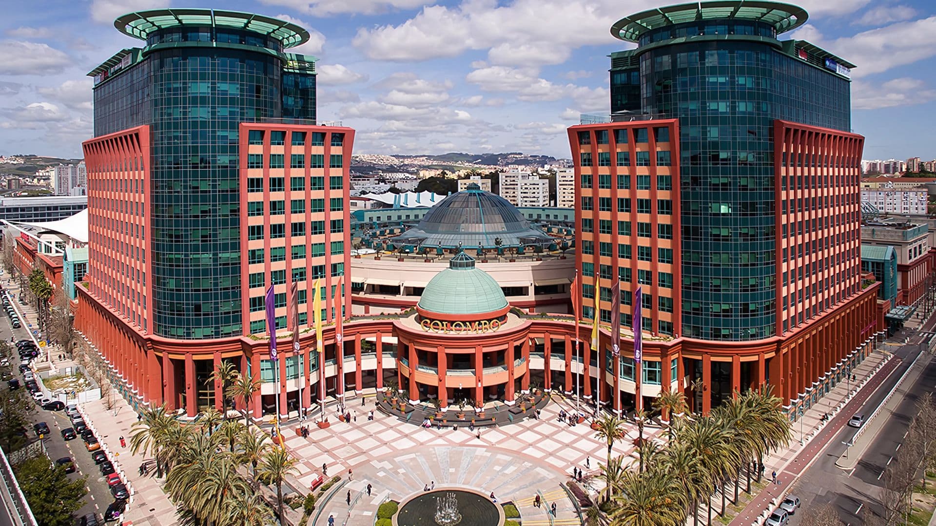 Colombo Shopping Experience – Dive into Colombo’s diverse shopping scene, from traditional markets to modern malls, for a true taste of Sri Lankan culture and modernity.