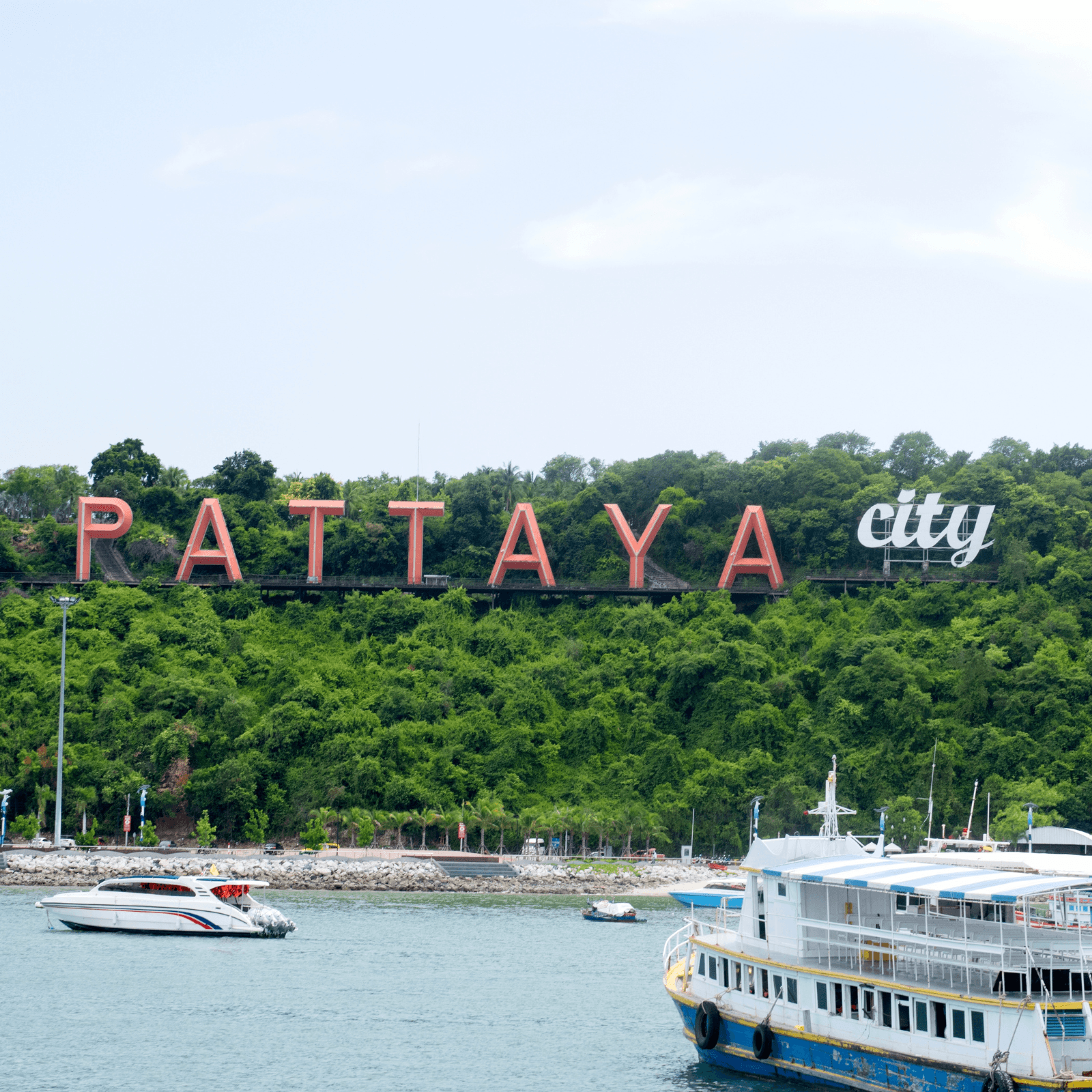 Alcazar Show in Pattaya: Enjoy a dazzling cabaret performance featuring vibrant costumes, impressive dance routines, and lively music.