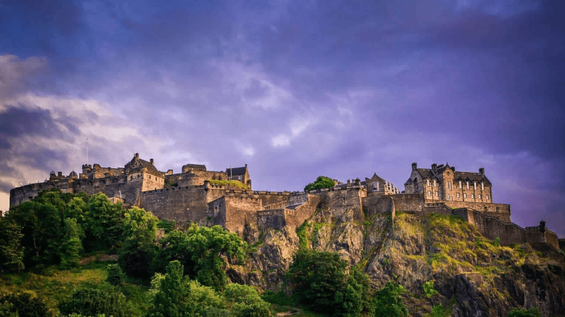 Discover Scotland’s majestic castles and vibrant cultural treasures in a single tour.
